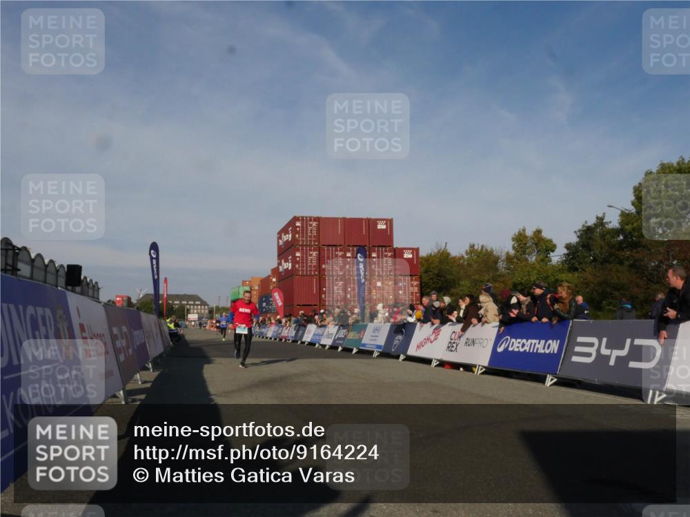 03.10.2025 - Köhlbrandbrückenlauf Matties Gatica Varas http://msf.ph/oto/9164224 03.10.2025 09:51:31 Ziel 1032, 1057, 3082, 3401 meine-sportfotos.de