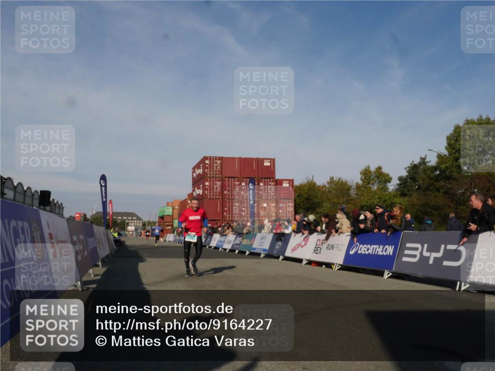 03.10.2025 - Köhlbrandbrückenlauf Matties Gatica Varas http://msf.ph/oto/9164227 03.10.2025 09:51:32 Ziel 1032, 1057, 3082, 3401 meine-sportfotos.de