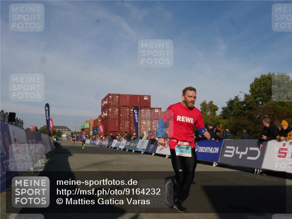 03.10.2025 - Köhlbrandbrückenlauf Matties Gatica Varas http://msf.ph/oto/9164232 03.10.2025 09:51:34 Ziel 1057, 3401 meine-sportfotos.de