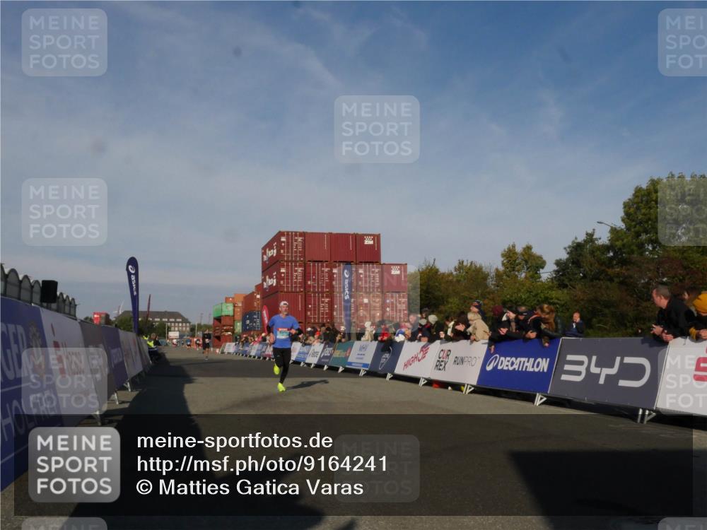 03.10.2025 - Köhlbrandbrückenlauf Matties Gatica Varas http://msf.ph/oto/9164241 03.10.2025 09:51:37 Ziel 1034, 1057 meine-sportfotos.de