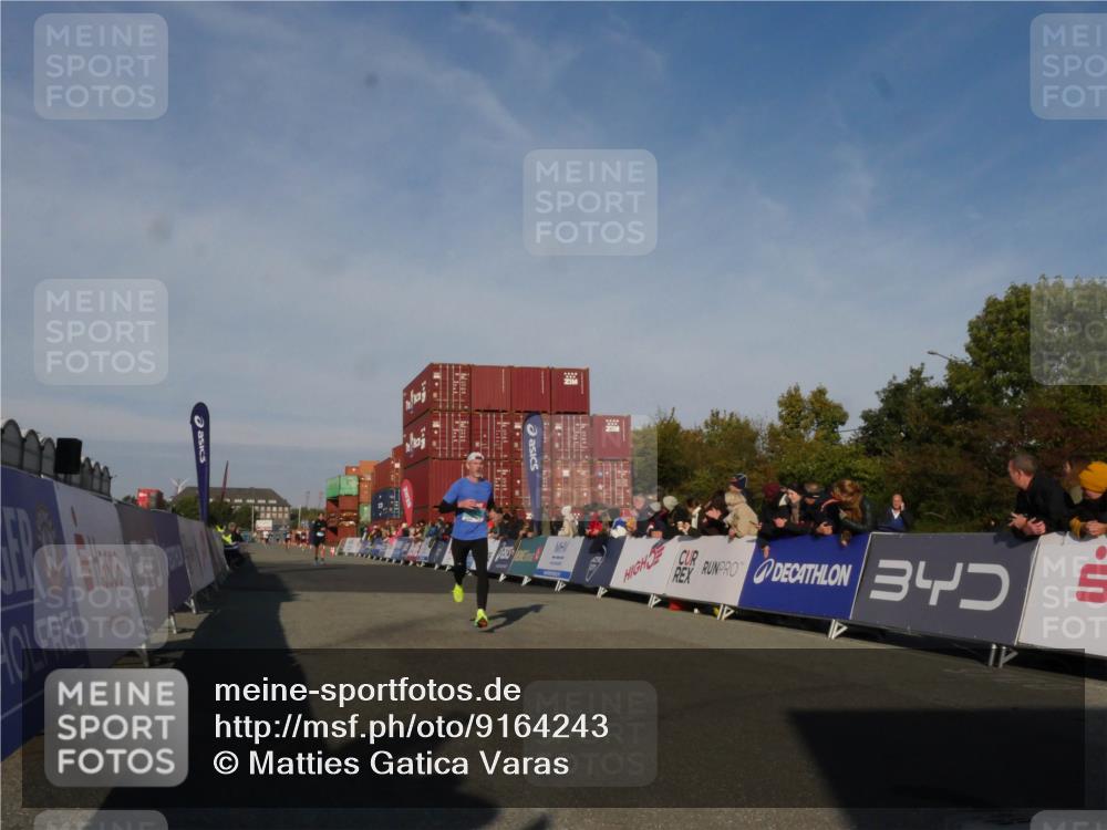 03.10.2025 - Köhlbrandbrückenlauf Matties Gatica Varas http://msf.ph/oto/9164243 03.10.2025 09:51:38 Ziel 1034, 1057 meine-sportfotos.de