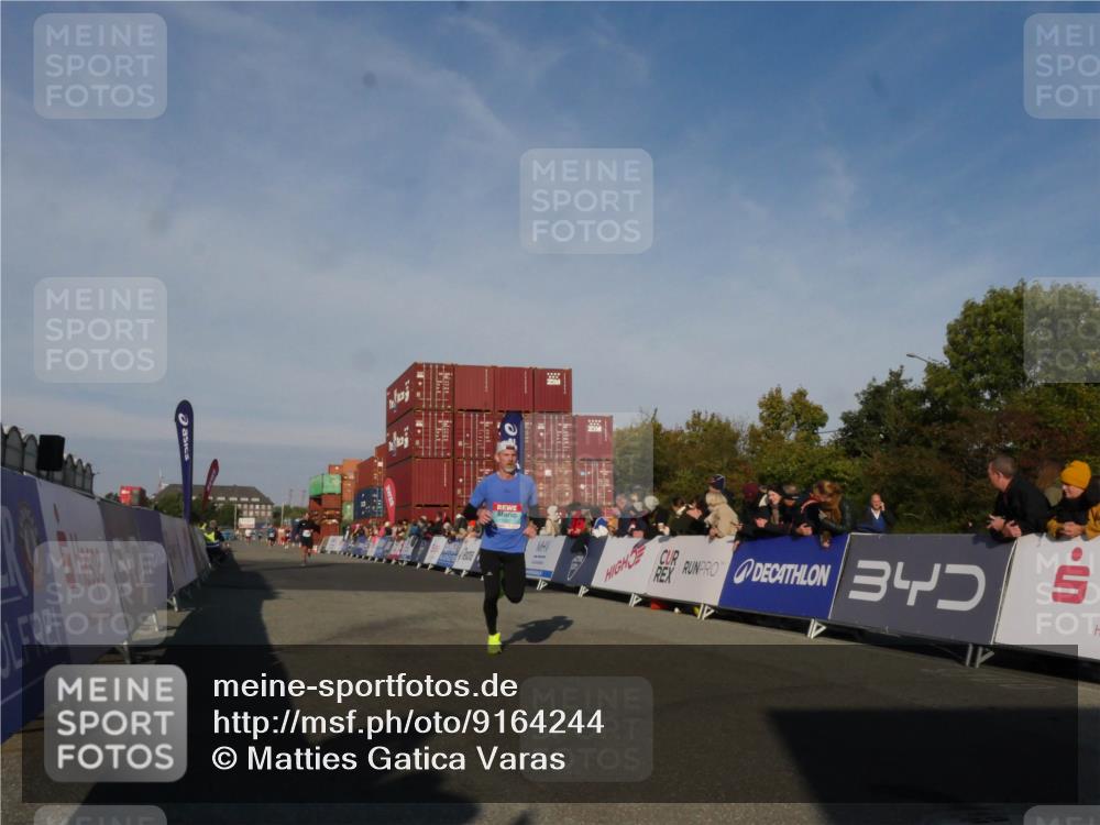 03.10.2025 - Köhlbrandbrückenlauf Matties Gatica Varas http://msf.ph/oto/9164244 03.10.2025 09:51:38 Ziel 1034, 1057 meine-sportfotos.de