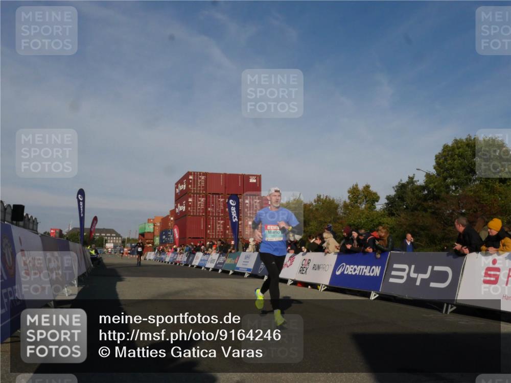 03.10.2025 - Köhlbrandbrückenlauf Matties Gatica Varas http://msf.ph/oto/9164246 03.10.2025 09:51:39 Ziel 1034, 1057 meine-sportfotos.de