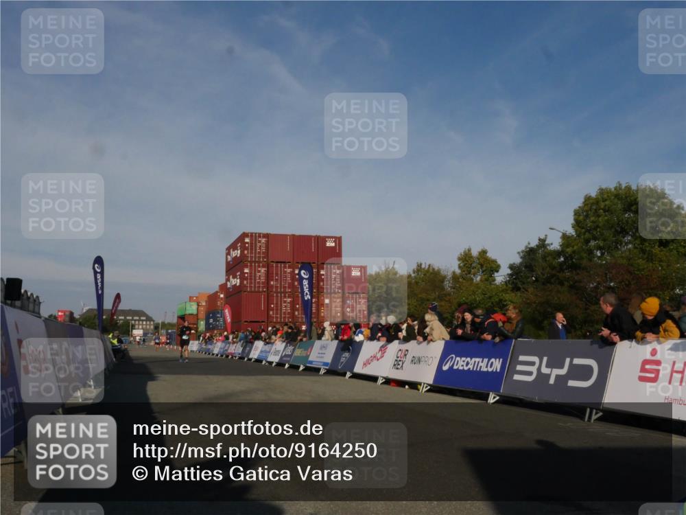 03.10.2025 - Köhlbrandbrückenlauf Matties Gatica Varas http://msf.ph/oto/9164250 03.10.2025 09:51:40 Ziel 1034, 1057 meine-sportfotos.de