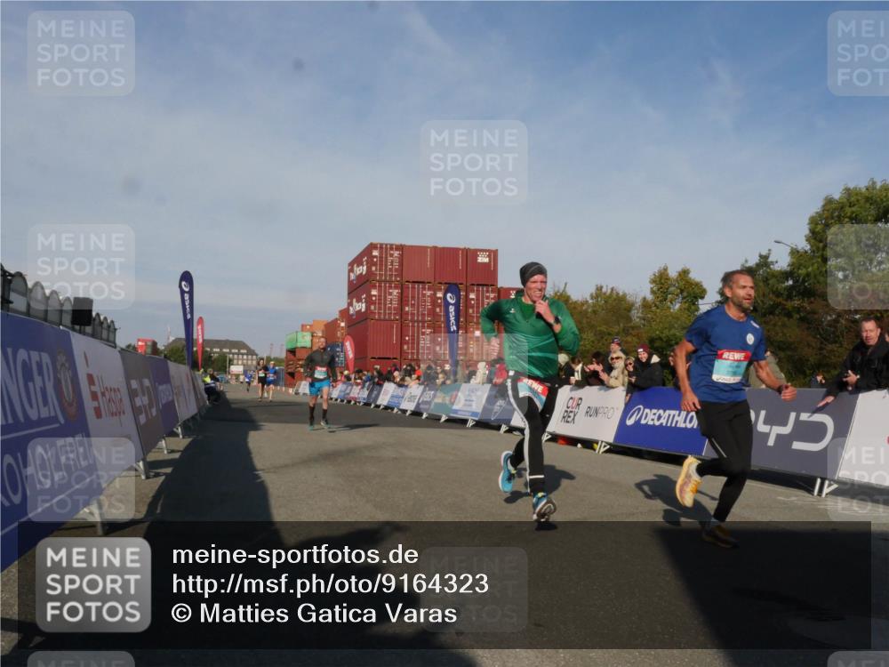 03.10.2025 - Köhlbrandbrückenlauf Matties Gatica Varas http://msf.ph/oto/9164323 03.10.2025 09:52:10 Ziel 1026, 1187, 2722, 3248, 3756 meine-sportfotos.de