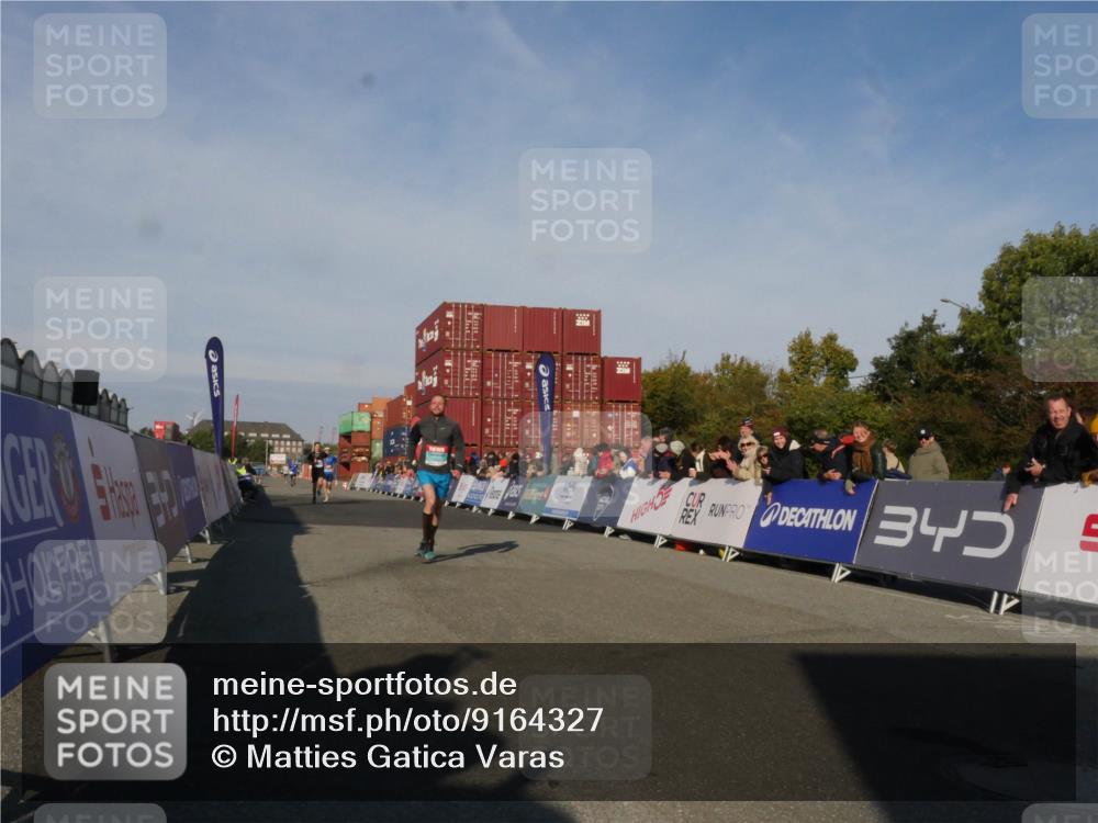 03.10.2025 - Köhlbrandbrückenlauf Matties Gatica Varas http://msf.ph/oto/9164327 03.10.2025 09:52:11 Ziel 1026, 1187, 2722, 3248, 3756 meine-sportfotos.de