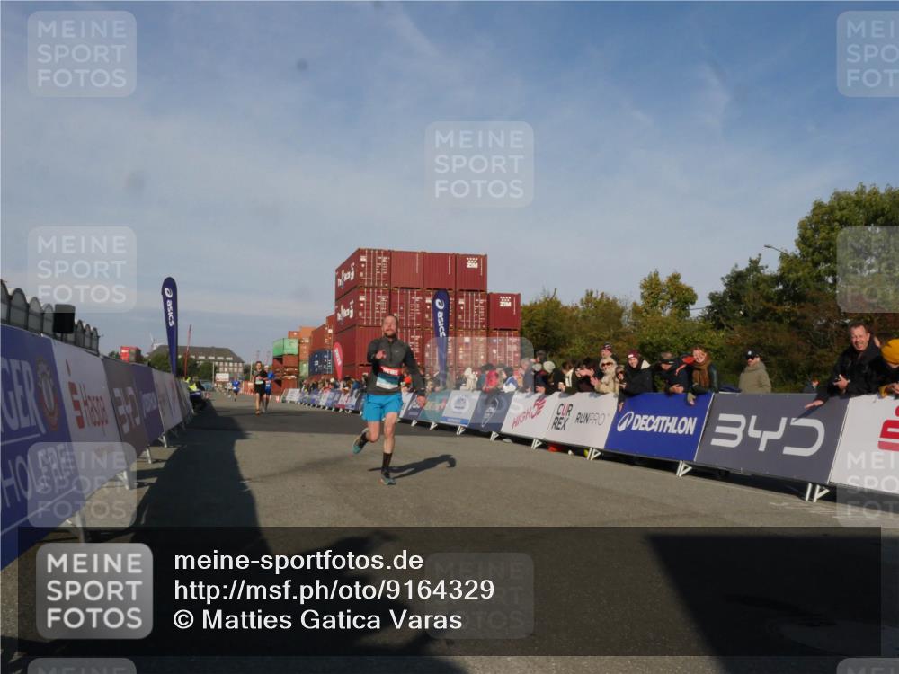 03.10.2025 - Köhlbrandbrückenlauf Matties Gatica Varas http://msf.ph/oto/9164329 03.10.2025 09:52:12 Ziel 1026, 1187, 2722, 3248, 3756 meine-sportfotos.de