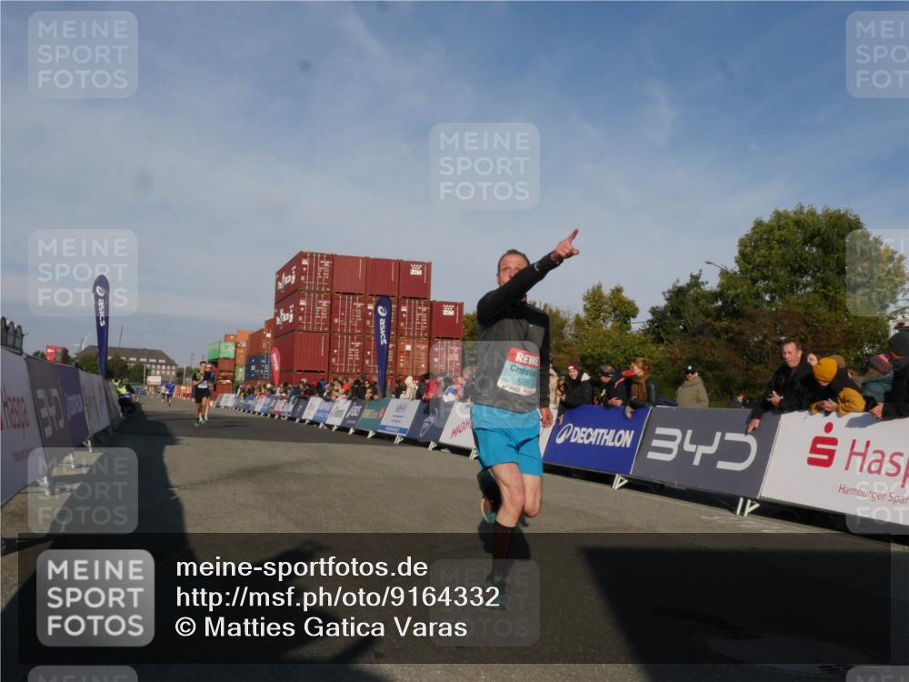 03.10.2025 - Köhlbrandbrückenlauf Matties Gatica Varas http://msf.ph/oto/9164332 03.10.2025 09:52:13 Ziel 1026, 2722, 3248 meine-sportfotos.de