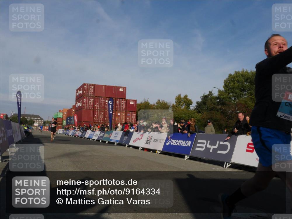 03.10.2025 - Köhlbrandbrückenlauf Matties Gatica Varas http://msf.ph/oto/9164334 03.10.2025 09:52:13 Ziel 1026, 2722, 3248 meine-sportfotos.de