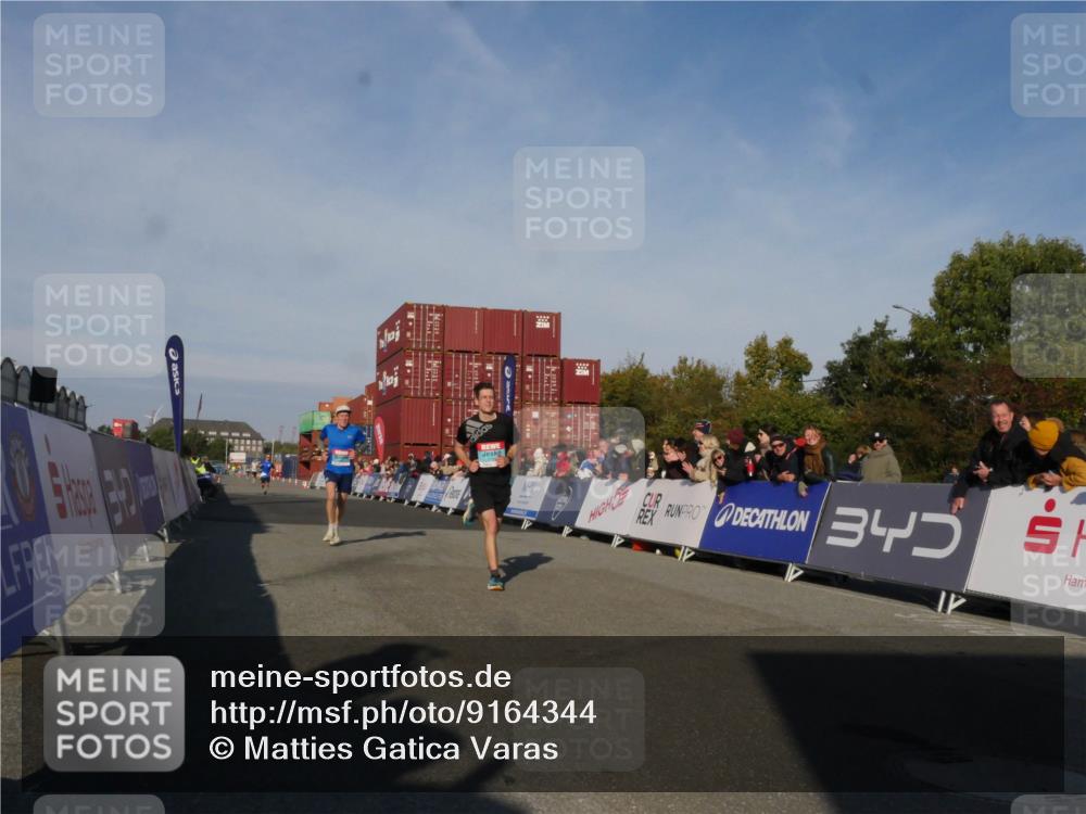 03.10.2025 - Köhlbrandbrückenlauf Matties Gatica Varas http://msf.ph/oto/9164344 03.10.2025 09:52:16 Ziel 2722, 2937, 3248 meine-sportfotos.de