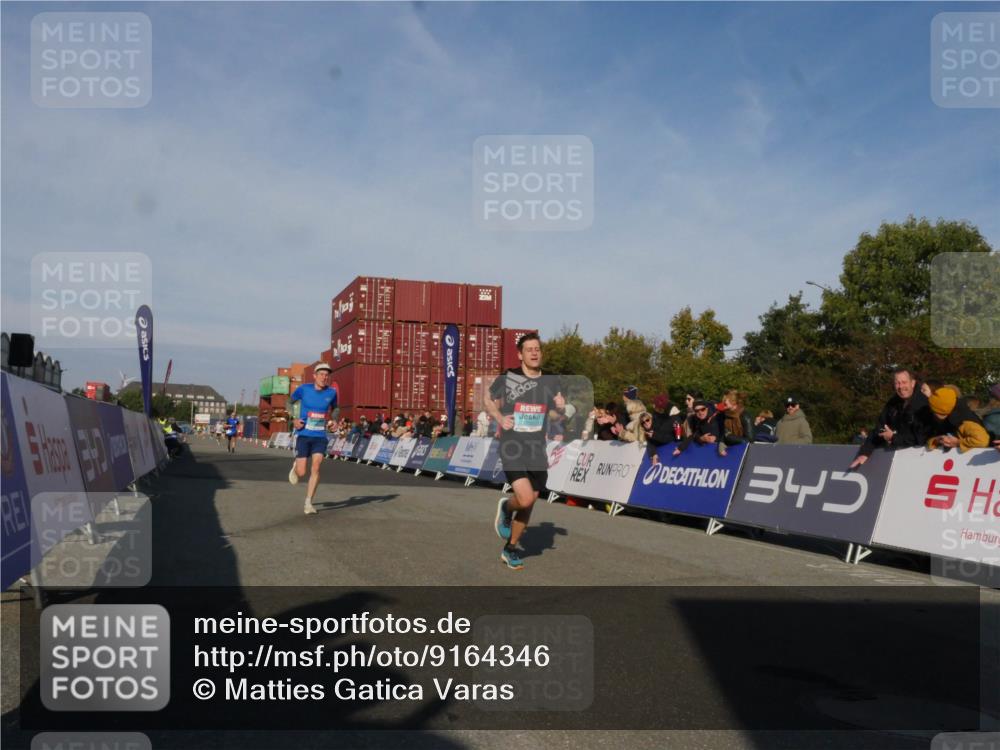 03.10.2025 - Köhlbrandbrückenlauf Matties Gatica Varas http://msf.ph/oto/9164346 03.10.2025 09:52:17 Ziel 2722, 2937, 3248 meine-sportfotos.de