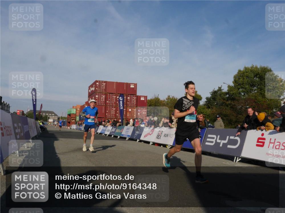 03.10.2025 - Köhlbrandbrückenlauf Matties Gatica Varas http://msf.ph/oto/9164348 03.10.2025 09:52:17 Ziel 2722, 2937, 3248 meine-sportfotos.de