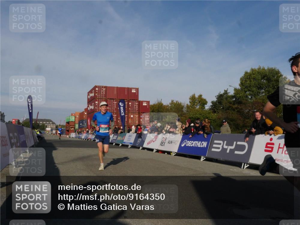 03.10.2025 - Köhlbrandbrückenlauf Matties Gatica Varas http://msf.ph/oto/9164350 03.10.2025 09:52:18 Ziel 2722, 2937, 3248 meine-sportfotos.de