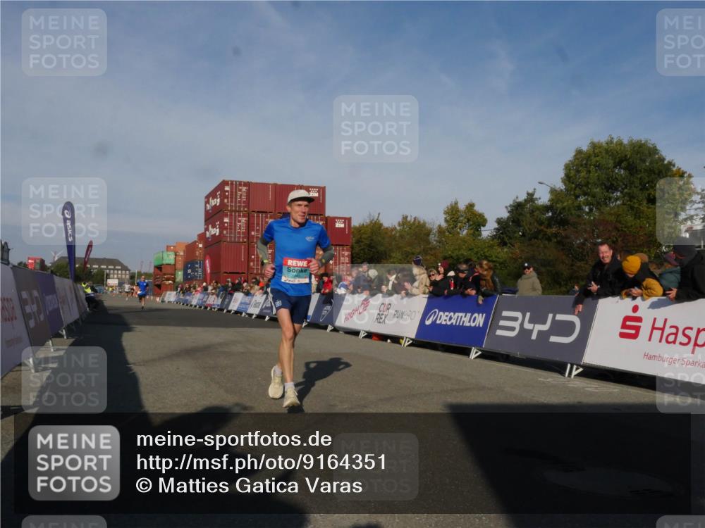 03.10.2025 - Köhlbrandbrückenlauf Matties Gatica Varas http://msf.ph/oto/9164351 03.10.2025 09:52:18 Ziel 2722, 2937, 3248 meine-sportfotos.de