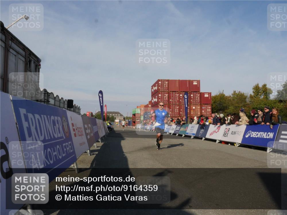 03.10.2025 - Köhlbrandbrückenlauf Matties Gatica Varas http://msf.ph/oto/9164359 03.10.2025 09:52:24 Ziel 2937, 3267 meine-sportfotos.de