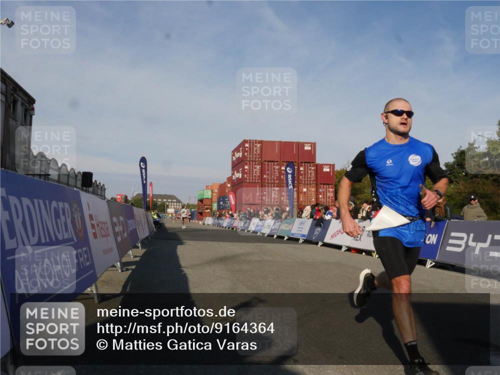 03.10.2025 - Köhlbrandbrückenlauf Matties Gatica Varas http://msf.ph/oto/9164364 03.10.2025 09:52:25 Ziel 2937, 3267 meine-sportfotos.de