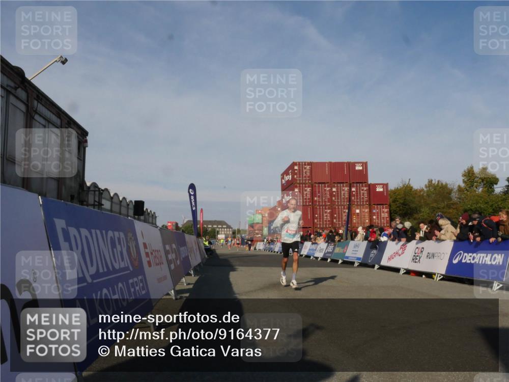 03.10.2025 - Köhlbrandbrückenlauf Matties Gatica Varas http://msf.ph/oto/9164377 03.10.2025 09:52:32 Ziel 3267 meine-sportfotos.de