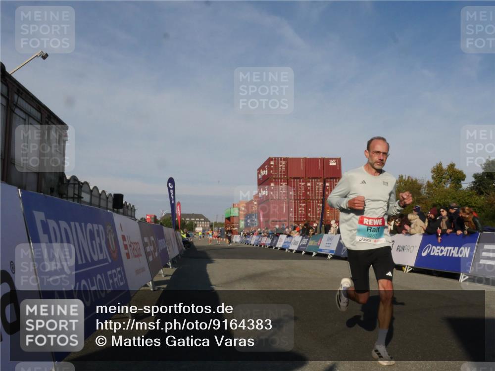 03.10.2025 - Köhlbrandbrückenlauf Matties Gatica Varas http://msf.ph/oto/9164383 03.10.2025 09:52:34 Ziel 1019, 3267 meine-sportfotos.de