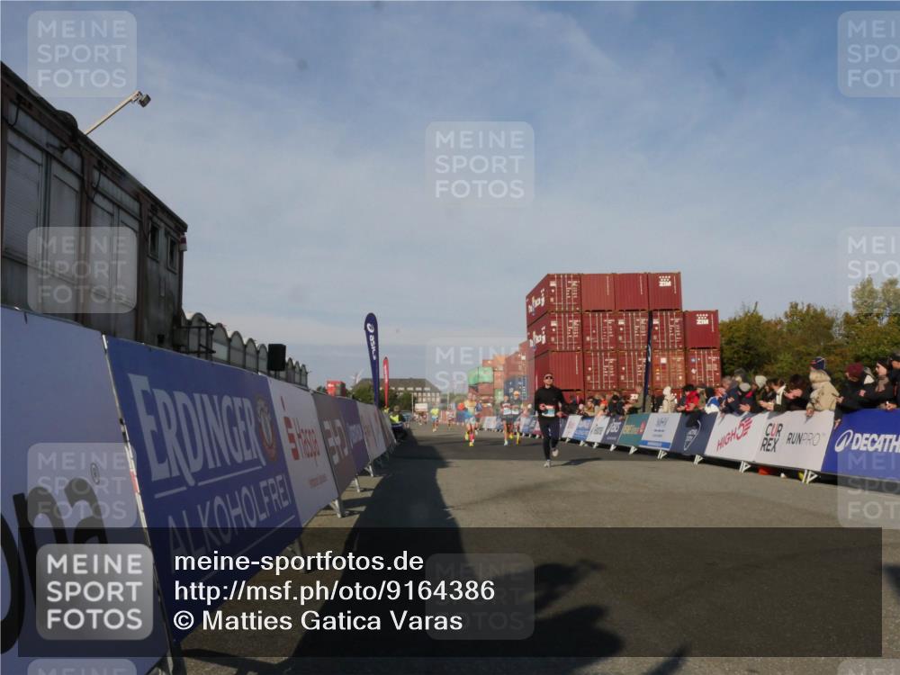 03.10.2025 - Köhlbrandbrückenlauf Matties Gatica Varas http://msf.ph/oto/9164386 03.10.2025 09:52:40 Ziel 1019, 1055, 2792, 3008, 3610 meine-sportfotos.de