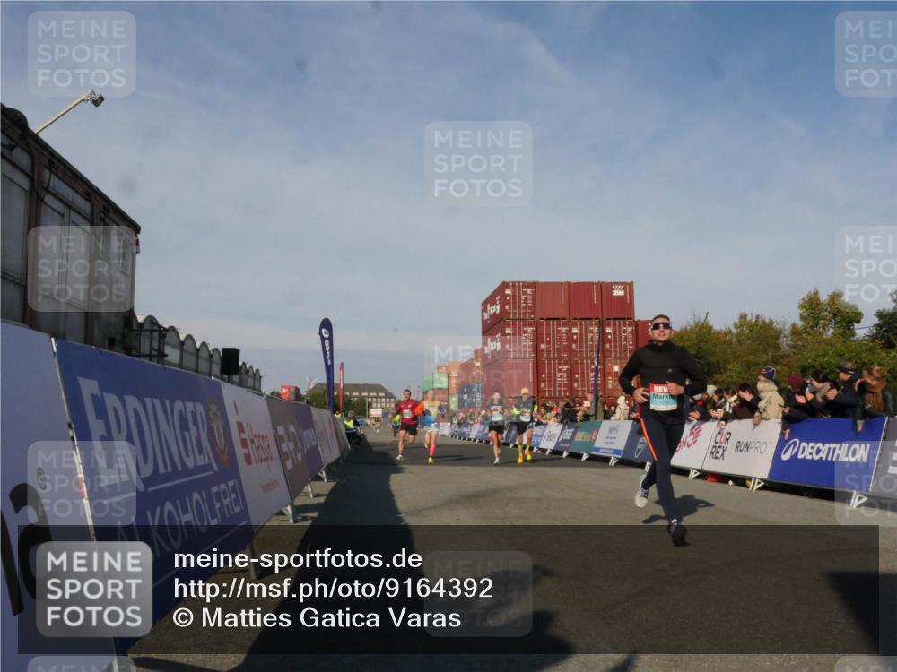 03.10.2025 - Köhlbrandbrückenlauf Matties Gatica Varas http://msf.ph/oto/9164392 03.10.2025 09:52:42 Ziel 1019, 1055, 2792, 3008, 3610 meine-sportfotos.de