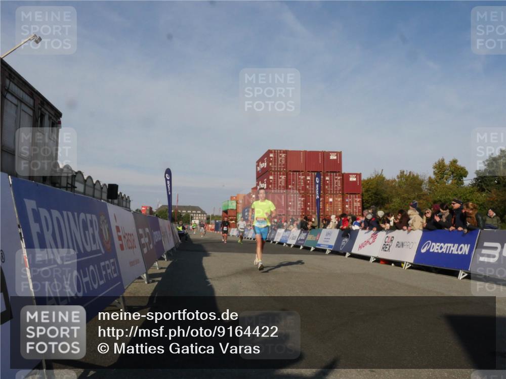 03.10.2025 - Köhlbrandbrückenlauf Matties Gatica Varas http://msf.ph/oto/9164422 03.10.2025 09:52:51 Ziel 2933, 3269, 3629, 3712 meine-sportfotos.de