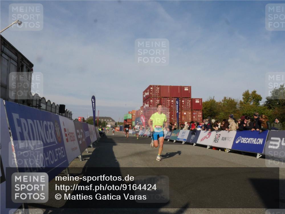 03.10.2025 - Köhlbrandbrückenlauf Matties Gatica Varas http://msf.ph/oto/9164424 03.10.2025 09:52:51 Ziel 2933, 3269, 3629, 3712 meine-sportfotos.de
