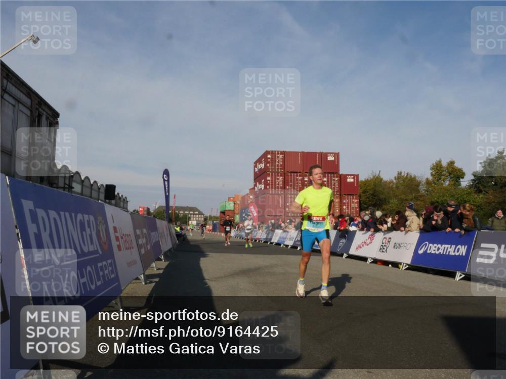 03.10.2025 - Köhlbrandbrückenlauf Matties Gatica Varas http://msf.ph/oto/9164425 03.10.2025 09:52:52 Ziel 2933, 3269, 3629, 3712 meine-sportfotos.de