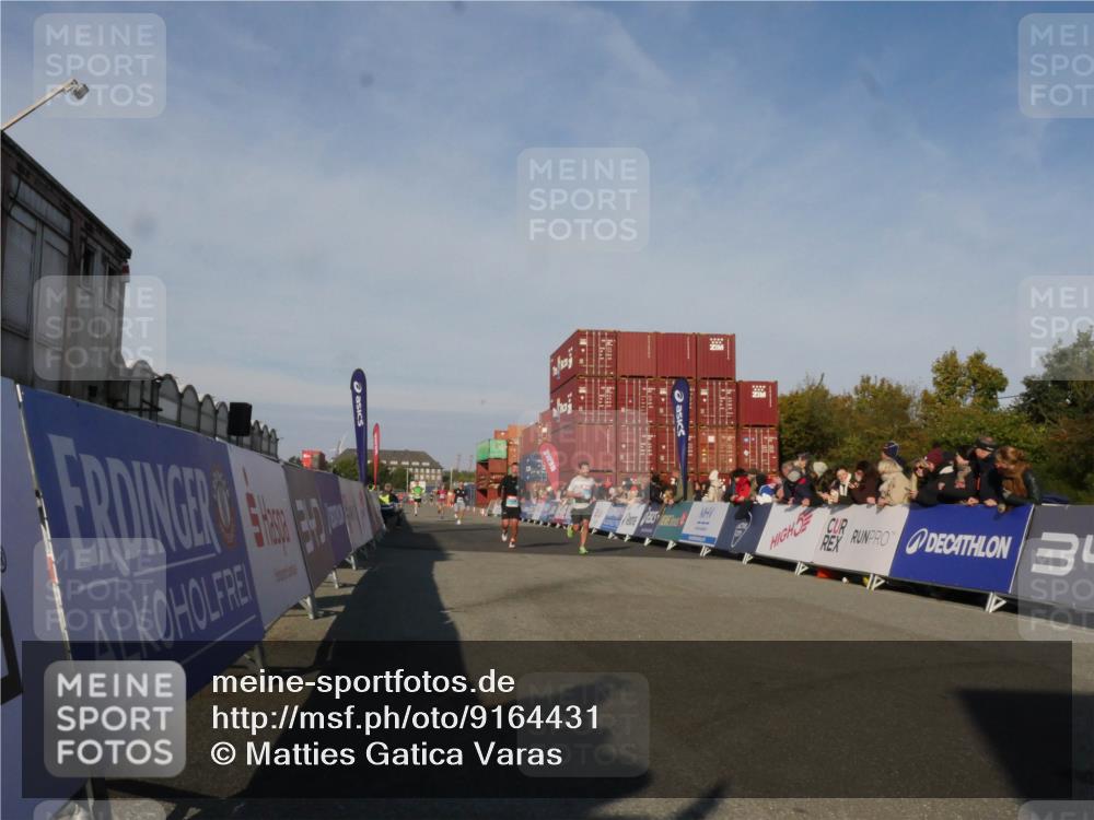 03.10.2025 - Köhlbrandbrückenlauf Matties Gatica Varas http://msf.ph/oto/9164431 03.10.2025 09:52:53 Ziel 2933, 3269, 3629, 3712 meine-sportfotos.de