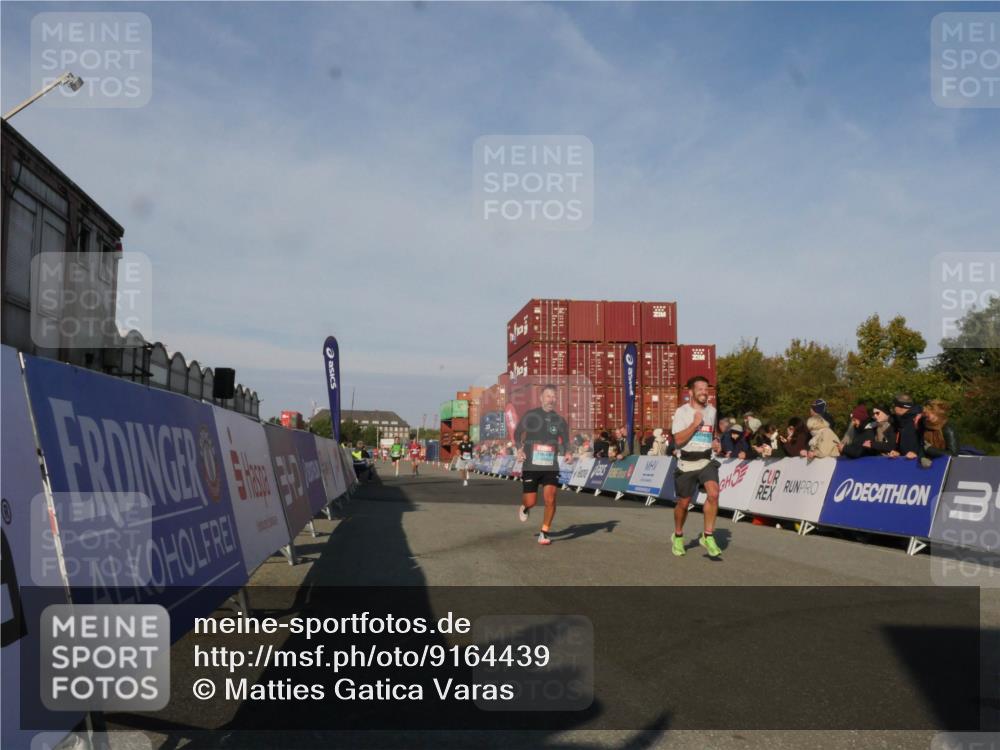 03.10.2025 - Köhlbrandbrückenlauf Matties Gatica Varas http://msf.ph/oto/9164439 03.10.2025 09:52:56 Ziel 1035, 2705, 2933, 3269, 3629 meine-sportfotos.de