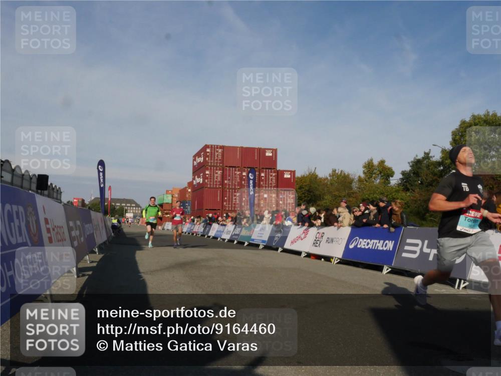 03.10.2025 - Köhlbrandbrückenlauf Matties Gatica Varas http://msf.ph/oto/9164460 03.10.2025 09:53:01 Ziel 1035, 2705, 3629 meine-sportfotos.de