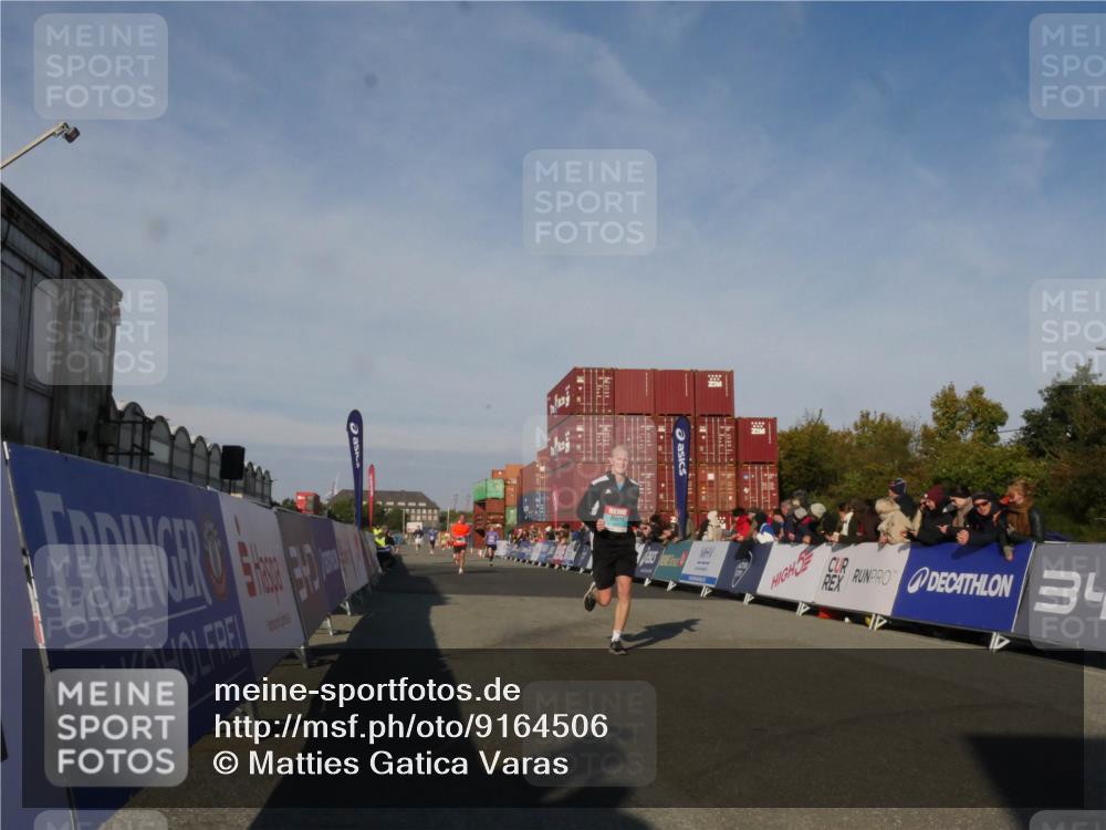 03.10.2025 - Köhlbrandbrückenlauf Matties Gatica Varas http://msf.ph/oto/9164506 03.10.2025 09:53:22 Ziel 1012, 1029, 3704 meine-sportfotos.de