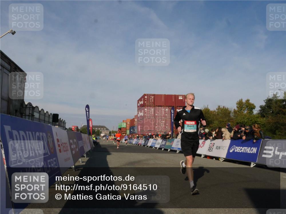 03.10.2025 - Köhlbrandbrückenlauf Matties Gatica Varas http://msf.ph/oto/9164510 03.10.2025 09:53:23 Ziel 1012, 1029, 3704 meine-sportfotos.de