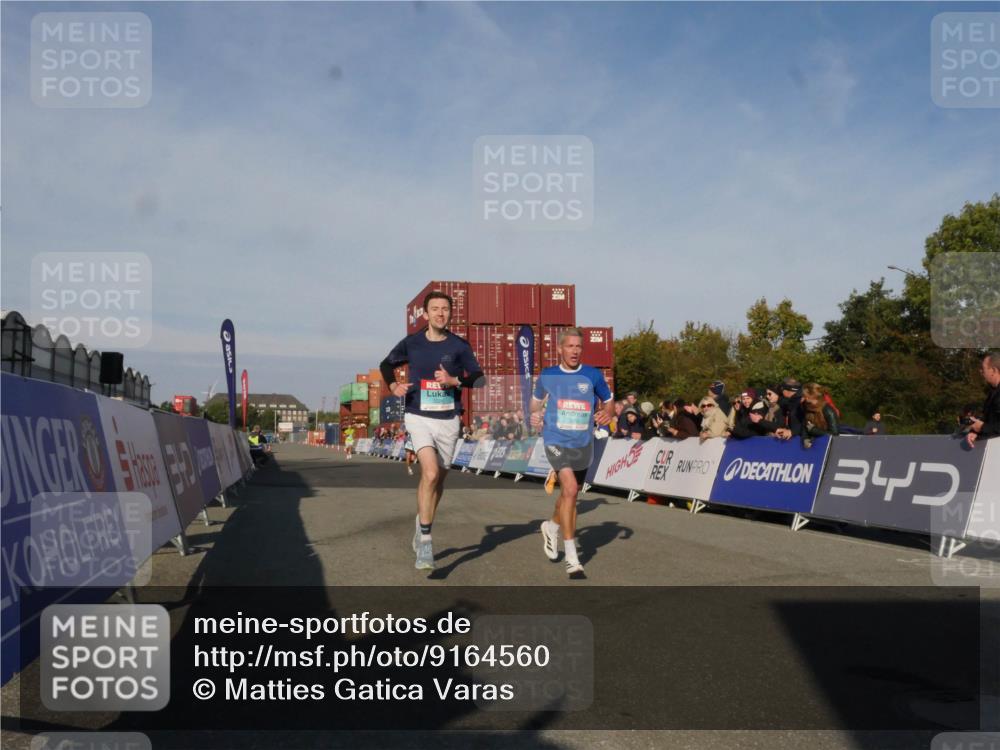 03.10.2025 - Köhlbrandbrückenlauf Matties Gatica Varas http://msf.ph/oto/9164560 03.10.2025 09:53:36 Ziel 2831, 3078, 3226, 3262, 3299, 3841 meine-sportfotos.de