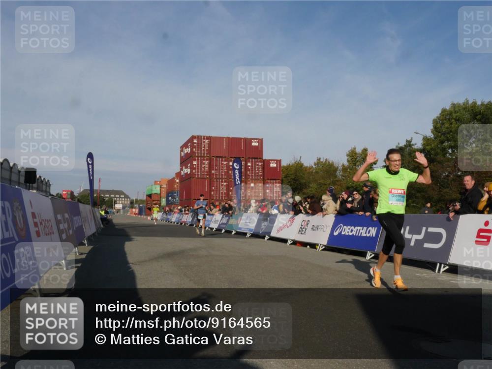 03.10.2025 - Köhlbrandbrückenlauf Matties Gatica Varas http://msf.ph/oto/9164565 03.10.2025 09:53:37 Ziel 2831, 3078, 3226, 3262, 3299, 3841 meine-sportfotos.de