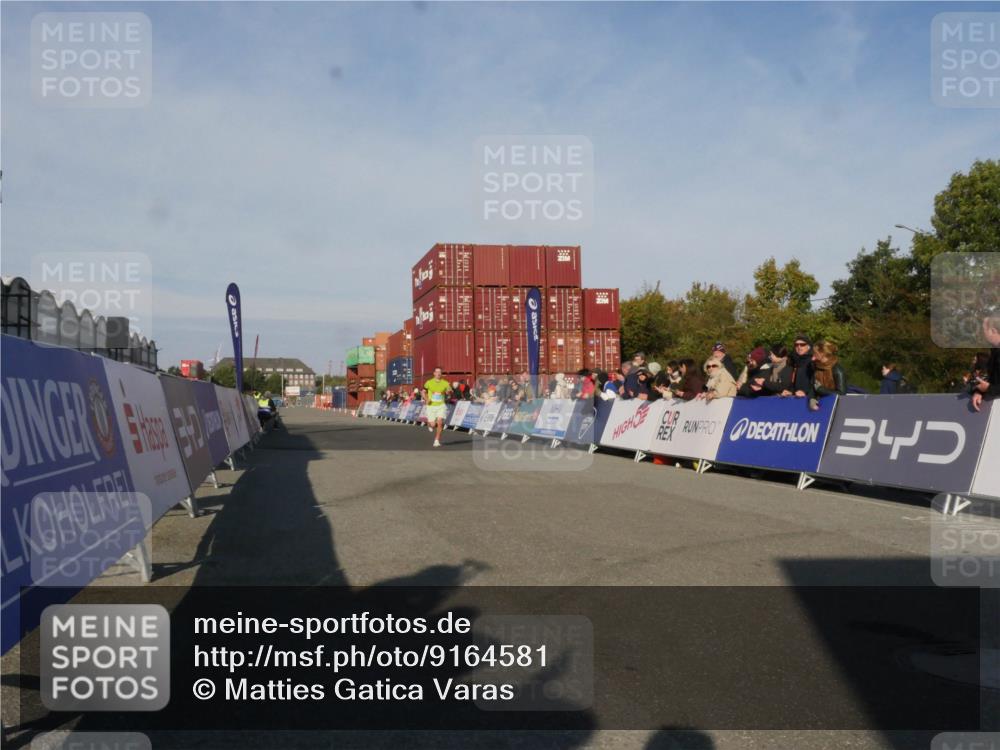 03.10.2025 - Köhlbrandbrückenlauf Matties Gatica Varas http://msf.ph/oto/9164581 03.10.2025 09:53:42 Ziel 2831, 3841 meine-sportfotos.de