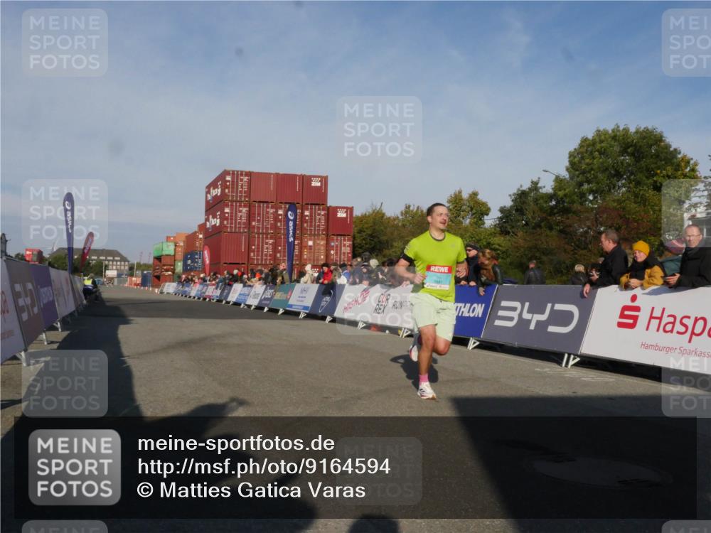 03.10.2025 - Köhlbrandbrückenlauf Matties Gatica Varas http://msf.ph/oto/9164594 03.10.2025 09:53:46 Ziel 3841 meine-sportfotos.de