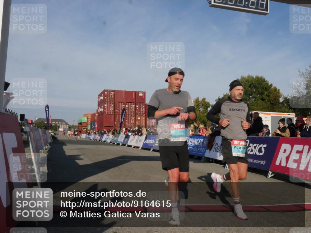03.10.2025 - Köhlbrandbrückenlauf Matties Gatica Varas http://msf.ph/oto/9164615 03.10.2025 09:54:26 Ziel 1061 meine-sportfotos.de