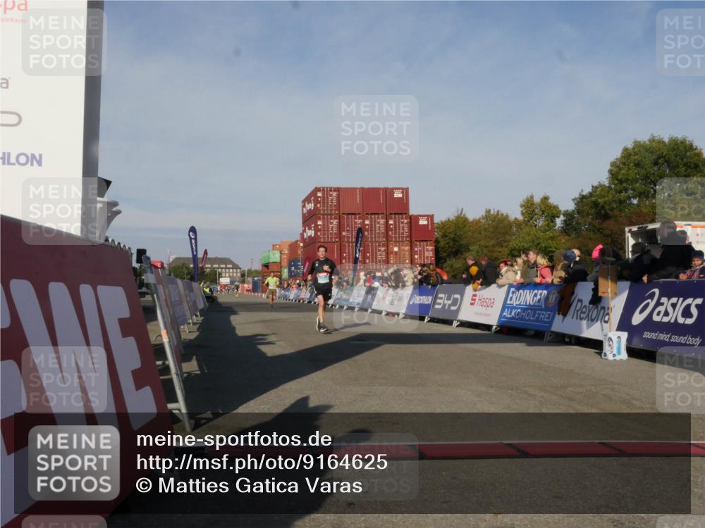 03.10.2025 - Köhlbrandbrückenlauf Matties Gatica Varas http://msf.ph/oto/9164625 03.10.2025 09:54:34 Ziel 1061, 1462 meine-sportfotos.de