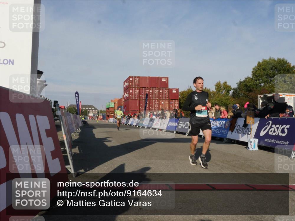 03.10.2025 - Köhlbrandbrückenlauf Matties Gatica Varas http://msf.ph/oto/9164634 03.10.2025 09:54:36 Ziel 1061, 1462 meine-sportfotos.de