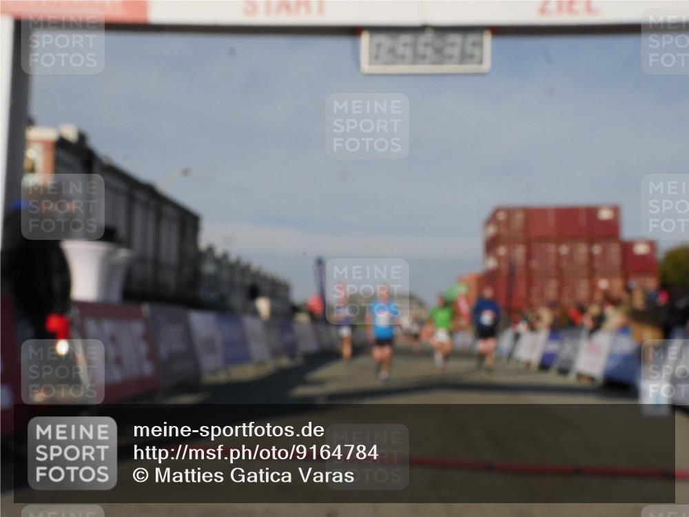 03.10.2025 - Köhlbrandbrückenlauf Matties Gatica Varas http://msf.ph/oto/9164784 03.10.2025 09:55:37 Ziel 1016, 1030, 1040, 1490, 2703, 2704, 2934 meine-sportfotos.de