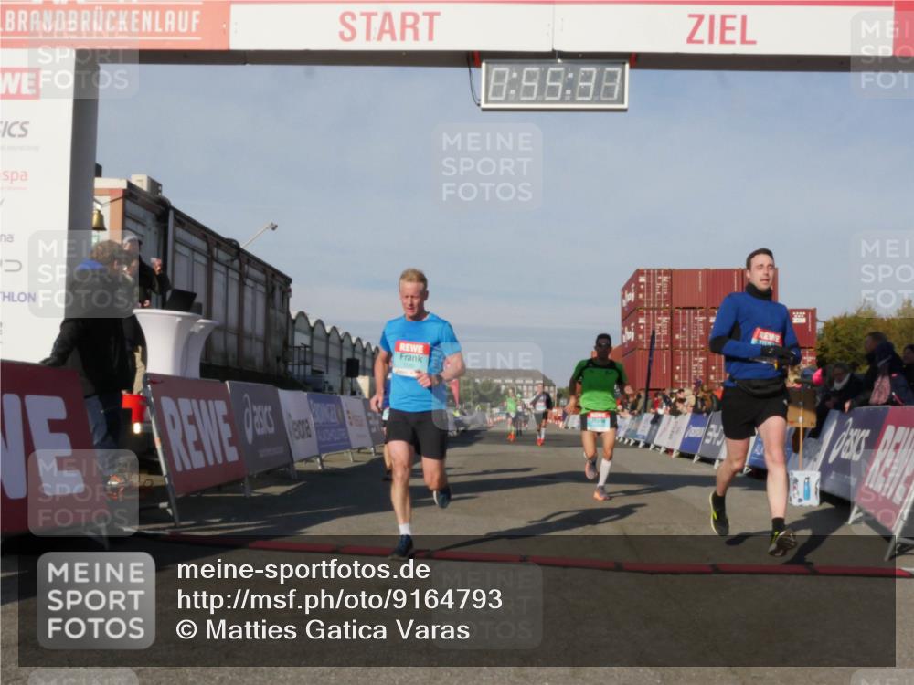 03.10.2025 - Köhlbrandbrückenlauf Matties Gatica Varas http://msf.ph/oto/9164793 03.10.2025 09:55:39 Ziel 1016, 1030, 1040, 1048, 1490, 2703, 2704, 2934 meine-sportfotos.de