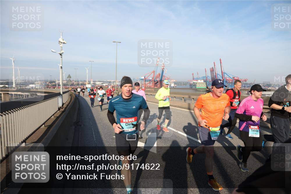 03.10.2025 - Köhlbrandbrückenlauf Yannick Fuchs http://msf.ph/oto/9174622 03.10.2025 08:43:32 Position 2 1200, 2983, 1188 meine-sportfotos.de