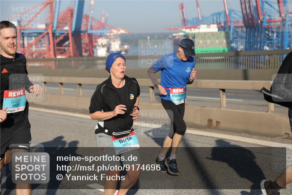 03.10.2025 - Köhlbrandbrückenlauf Yannick Fuchs http://msf.ph/oto/9174696 03.10.2025 08:43:43 Position 2 3808, 3493, 3261, 3 meine-sportfotos.de