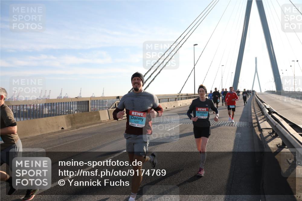 03.10.2025 - Köhlbrandbrückenlauf Yannick Fuchs http://msf.ph/oto/9174769 03.10.2025 08:23:10 Position 1 1237 meine-sportfotos.de