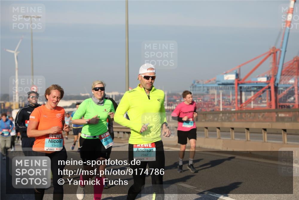 03.10.2025 - Köhlbrandbrückenlauf Yannick Fuchs http://msf.ph/oto/9174786 03.10.2025 08:44:12 Position 2 1343, 0, 2821, 2942, 6000 meine-sportfotos.de