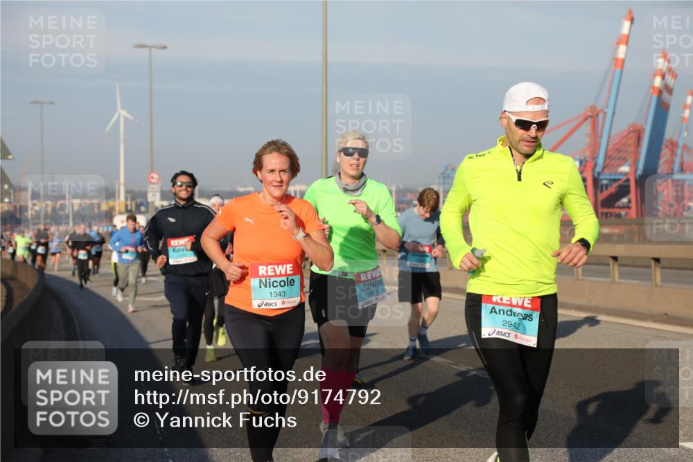 03.10.2025 - Köhlbrandbrückenlauf Yannick Fuchs http://msf.ph/oto/9174792 03.10.2025 08:44:13 Position 2 1343, 2821, 2942 meine-sportfotos.de