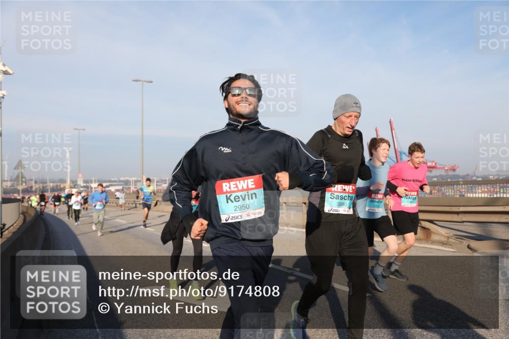 03.10.2025 - Köhlbrandbrückenlauf Yannick Fuchs http://msf.ph/oto/9174808 03.10.2025 08:44:16 Position 2 1755, 3380, 1753, 2950 meine-sportfotos.de