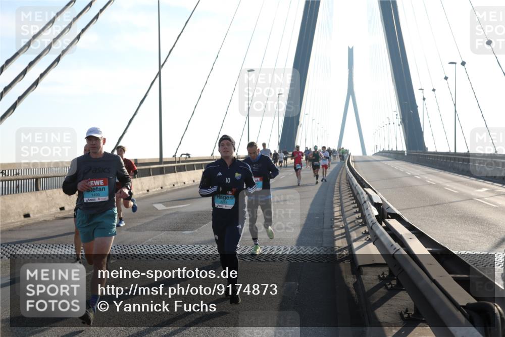 03.10.2025 - Köhlbrandbrückenlauf Yannick Fuchs http://msf.ph/oto/9174873 03.10.2025 08:23:23 Position 1 1490, 10 meine-sportfotos.de