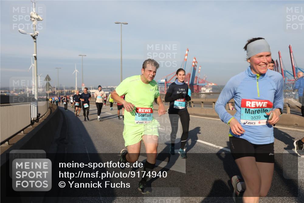 03.10.2025 - Köhlbrandbrückenlauf Yannick Fuchs http://msf.ph/oto/9174940 03.10.2025 08:44:32 Position 2 1259, 3743, 3539 meine-sportfotos.de