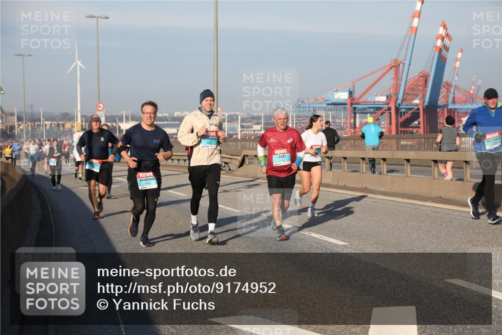 03.10.2025 - Köhlbrandbrückenlauf Yannick Fuchs http://msf.ph/oto/9174952 03.10.2025 08:44:34 Position 2 1408, 2027, 2134 meine-sportfotos.de